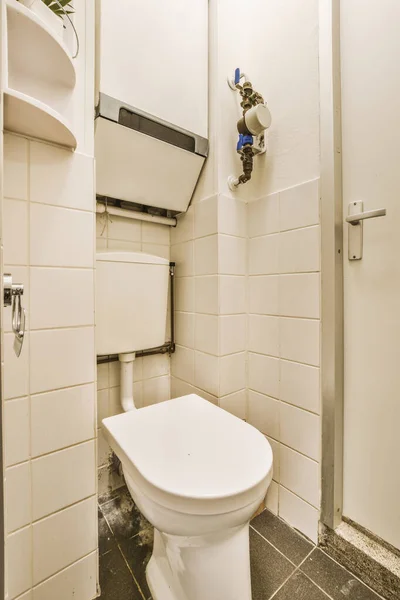 Pohled na malou koupelnu v útulném domě — Stock fotografie