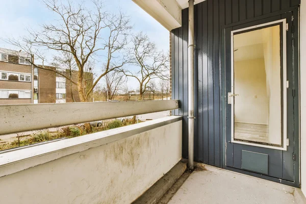 Beton çitli küçük bir balkon manzarası