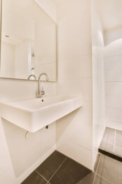 Modern banyoda lavabo ve ayna.