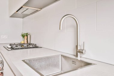 Mutfaktaki buzdolabından musluk suyu iç.