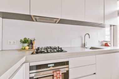 Beyaz mobilyalı modern mutfağın içi.