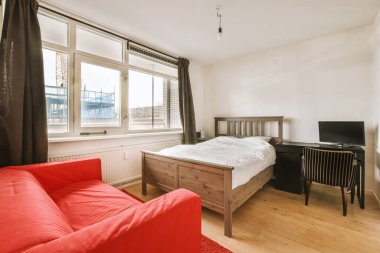 Ahşap gardıroplu aydınlık yatak odası.