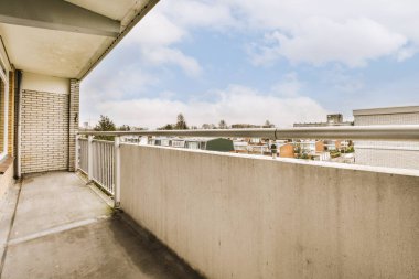 Kapısı olan balkonu daralt