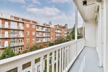 Kapısı olan balkonu daralt