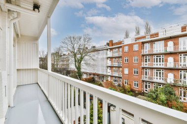 Kapısı olan balkonu daralt