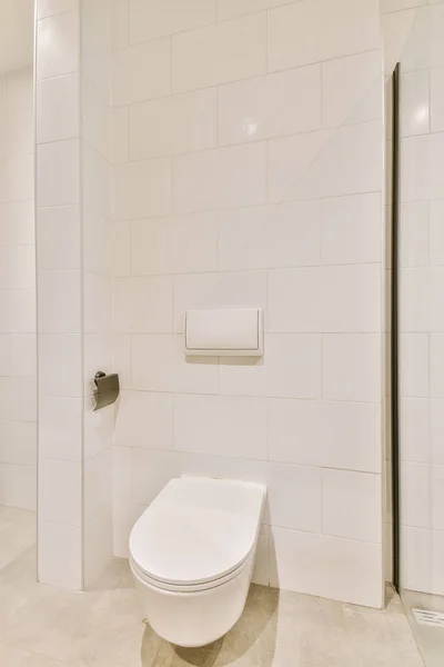Vägghängd toalett i smal toalett — Stockfoto