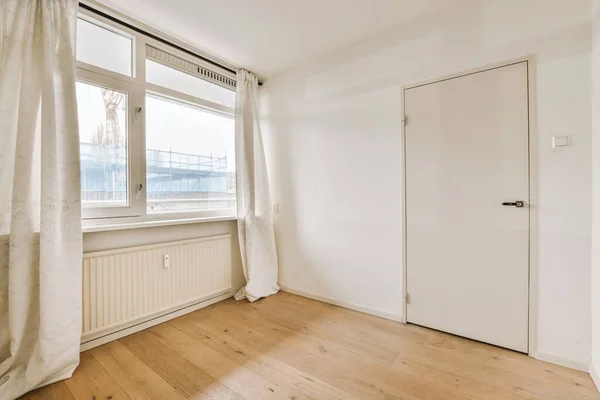 Lege kamer met raam en radiator — Stockfoto