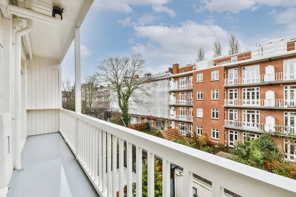 Kapısı olan balkonu daralt