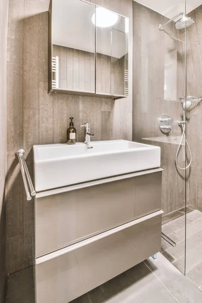 Nowoczesna łazienka w odcieniach szarości z odpowiednim wyposażeniem — Zdjęcie stockowe