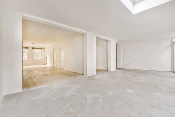 Um espaçoso quarto vazio brilhante com pisos de madeira — Fotografia de Stock