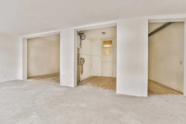 Ein geräumiger heller, leerer Raum mit mehreren Nischen — Stockfoto