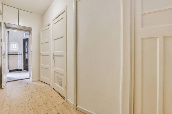 Sebuah koridor lurus luas dengan beberapa pintu — Stok Foto