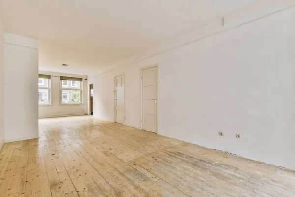 Ein geräumiger heller, leerer Raum mit Holzböden — Stockfoto
