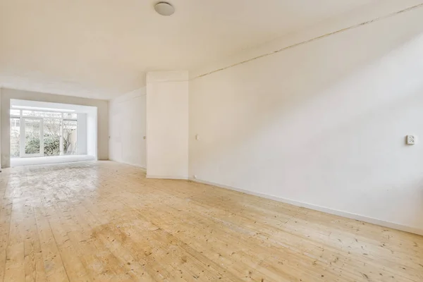 Ein geräumiger heller, leerer Raum mit Holzböden — Stockfoto