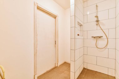 Modern banyoda duş kabini