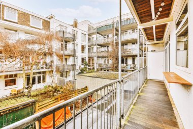 Kapısı olan balkonu daralt