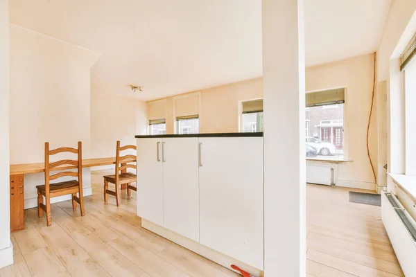 Cozinha e zona de jantar no apartamento moderno — Fotografia de Stock