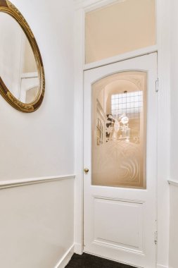 Geniş bir odanın içi.