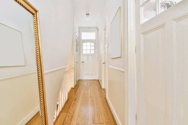 Geniş bir odanın içi.