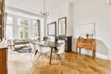 Parlak yemek odası.