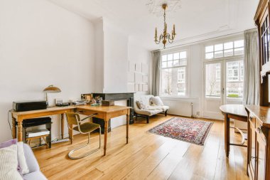 Geniş bir odanın içi.