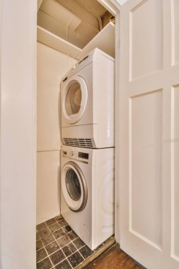 Uygun aletlerle dolu modern bir evde küçük bir çamaşır odası.