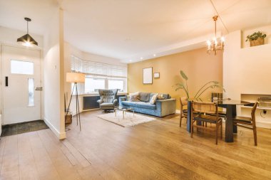 Parke zemini olan bir stüdyo dairenin içi.