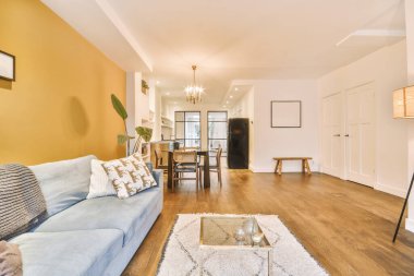 Parke zemini olan bir stüdyo dairenin içi.