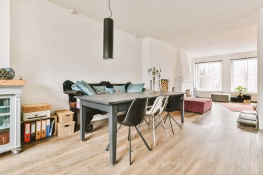 Modern mobilyaları olan rahat yemek alanı.