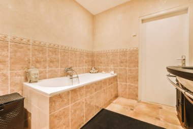 Banyo içinde mermer levhalar ve modern tasarım var.