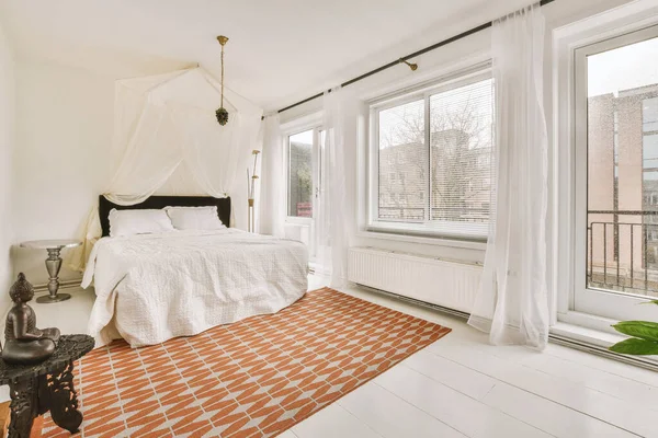 커다란 흰 침대가 있는 방의 내부 — 스톡 사진