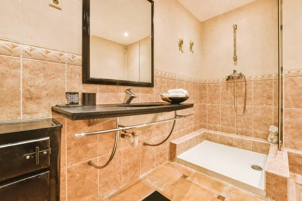 Wnętrze łazienki z marmurowymi płytami i nowoczesnym designem — Zdjęcie stockowe