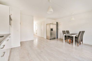 Mutfağın yanındaki boş yemek odası.