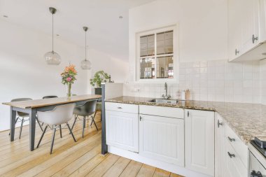 Bir mutfağın içi.