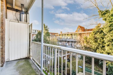 Konut binasının balkonunda