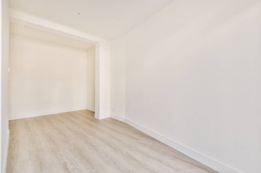 Geniş bir odanın içi.