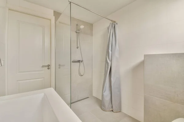 Caja de ducha en baño moderno —  Fotos de Stock