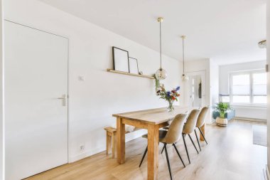 Parlak yemek odası.