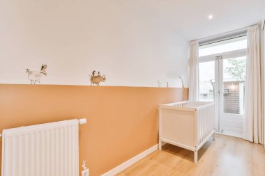 Geniş bir odanın içi.