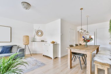 Parlak yemek odası.