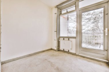 Penceresi ve radyatörü olan boş oda