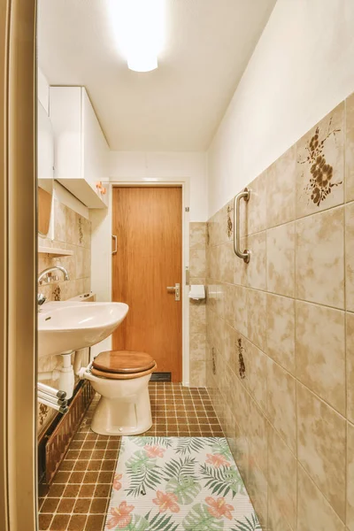 Toaleta z WC i umywalką — Zdjęcie stockowe