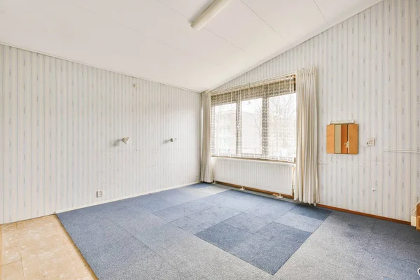 Пустой зал с окном и радиатором — стоковое фото