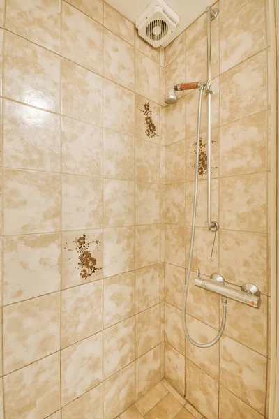 Modern banyoda duş kabini — Stok fotoğraf