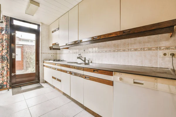 Intérieur de la cuisine moderne avec mobilier blanc — Photo