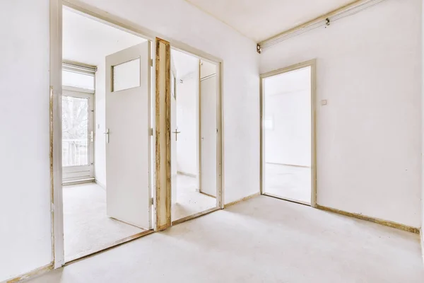 Puerta de un moderno apartamento con paredes blancas y suelo de parquet —  Fotos de Stock