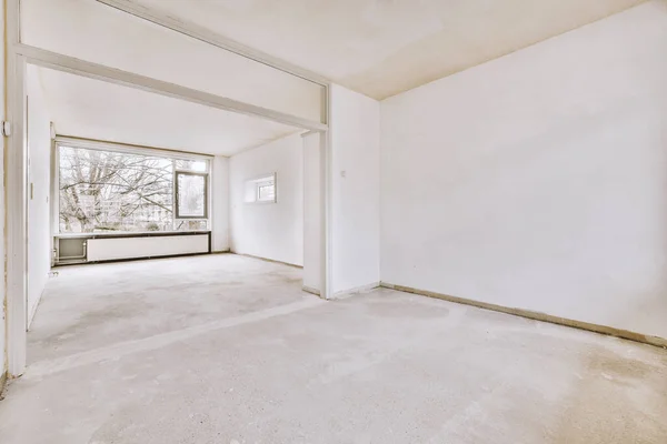 Empty room with window and radiator — Stock Photo, Image
