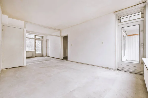 Empty room with window and radiator — Stock Photo, Image