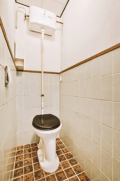 Narrow toilet room with minimalist design — Stock Photo, Image