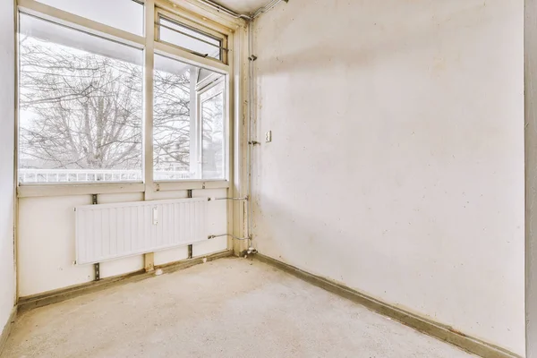 Habitación vacía con ventana y radiador — Foto de Stock